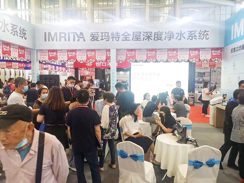 愛瑪特應(yīng)邀參加2019健康環(huán)境電器產(chǎn)業(yè)峰會，并成功斬獲“全屋凈水領(lǐng)軍品牌”大獎 